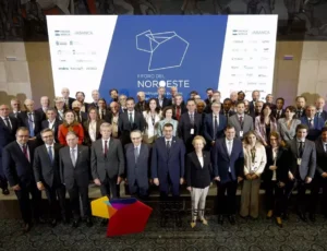 Foto de familia del II Foro del Noroeste, celebrado en Oviedo. / Miki López / LNE