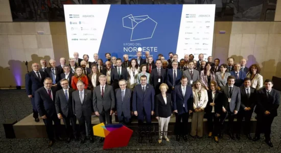 Foto de familia del II Foro del Noroeste, celebrado en Oviedo. / Miki López / LNE