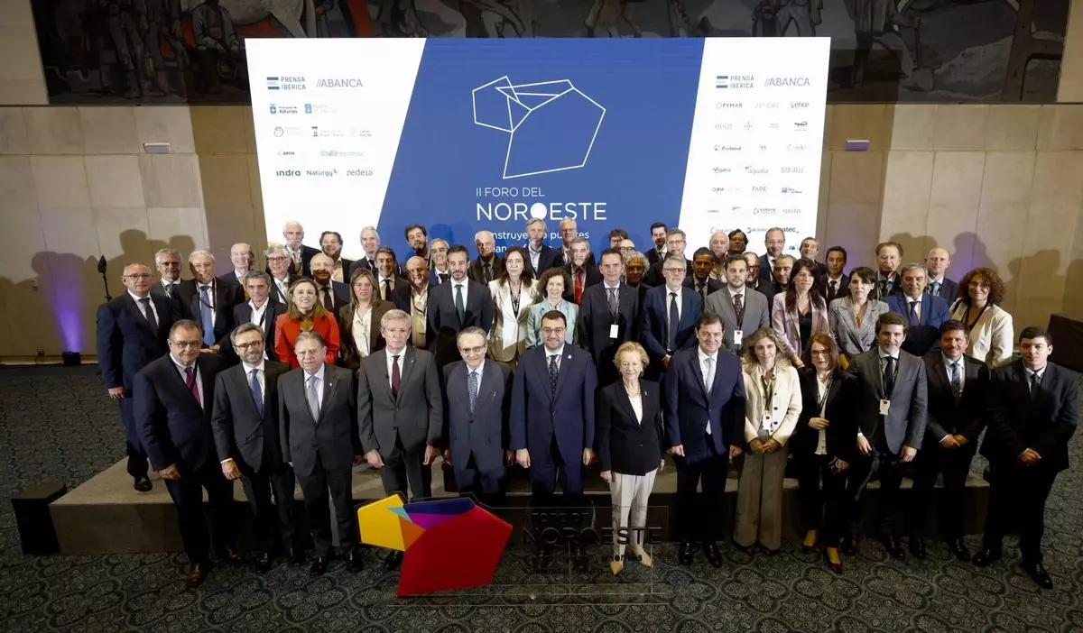 Foto de familia del II Foro del Noroeste, celebrado en Oviedo. / Miki López / LNE
