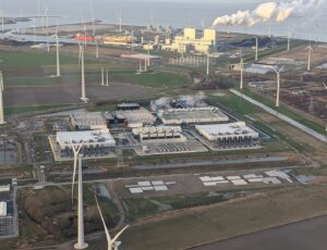 Centro de datos de Google en Eemshaven (Países Bajos), rodeado de aerogeneradores. Foto: Wvdp, Wikimedia Commons (CC0)