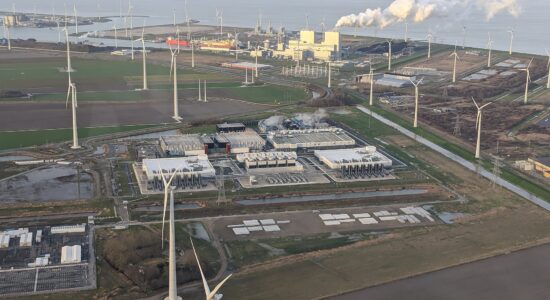 Centro de datos de Google en Eemshaven (Países Bajos), rodeado de aerogeneradores. Foto: Wvdp, Wikimedia Commons (CC0)